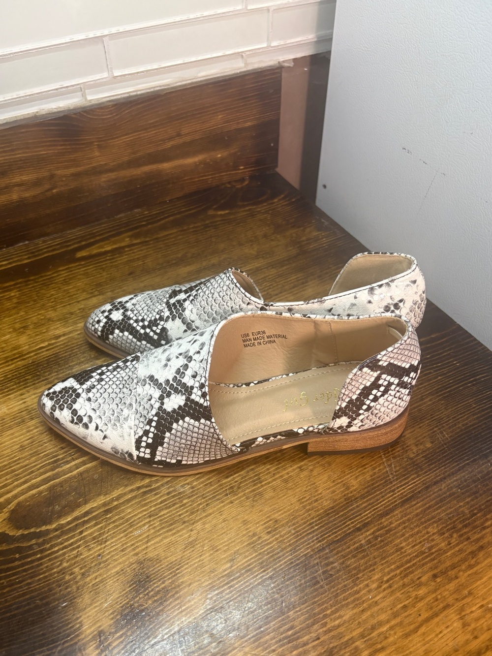 A rider girl gray snakeskin print flats size 6
